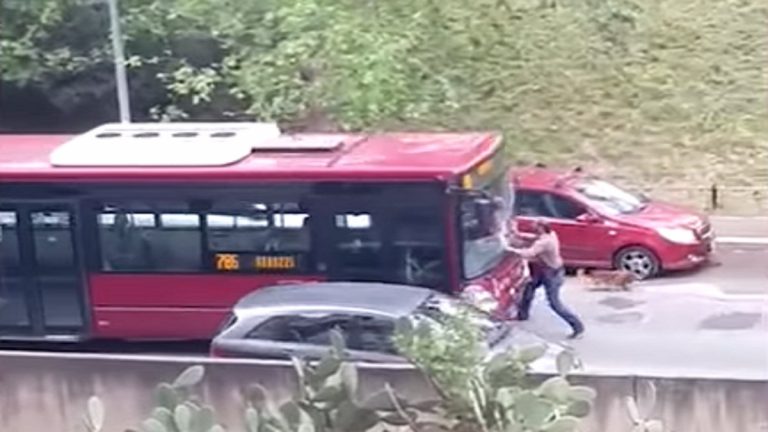 autista autobus investe pedone