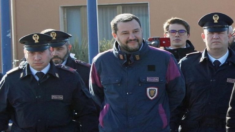 immigrato contro poliziotti