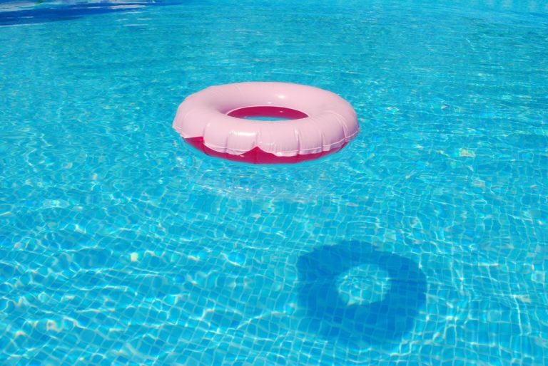 annega in piscina