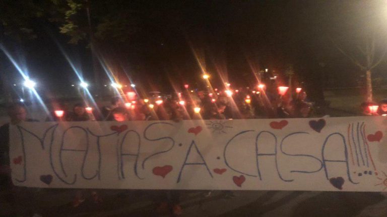 A Novara la fiaccolata per Matias e sua mamma Elena