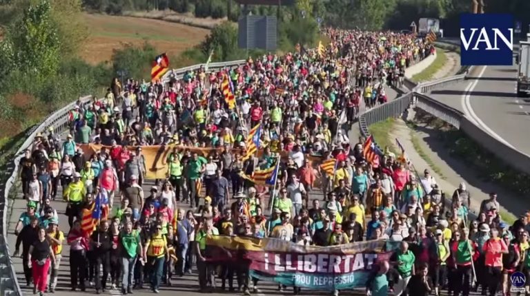 Indipendentisti catalani marciano verso Barcellona