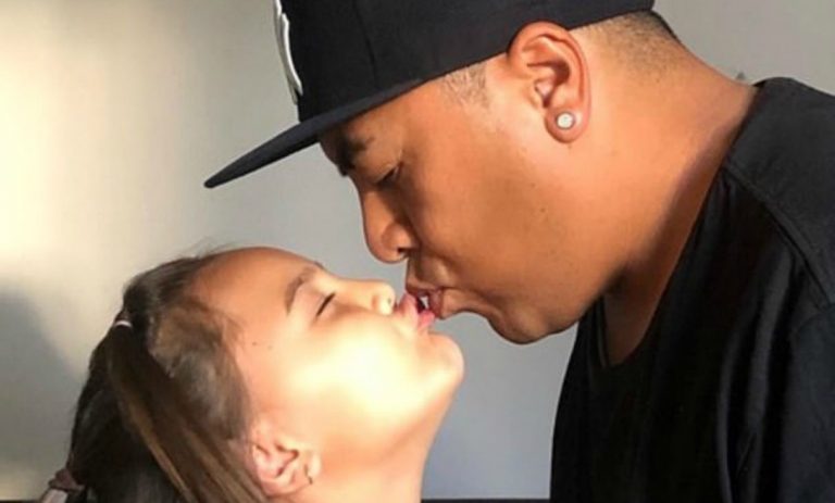 Bacio in bocca alla figlia di 5 anni: la foto che divide il web