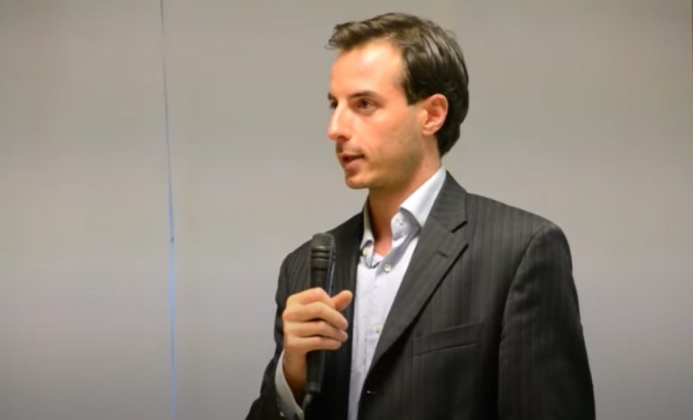 avvocato prisco conferenze microfono parlare