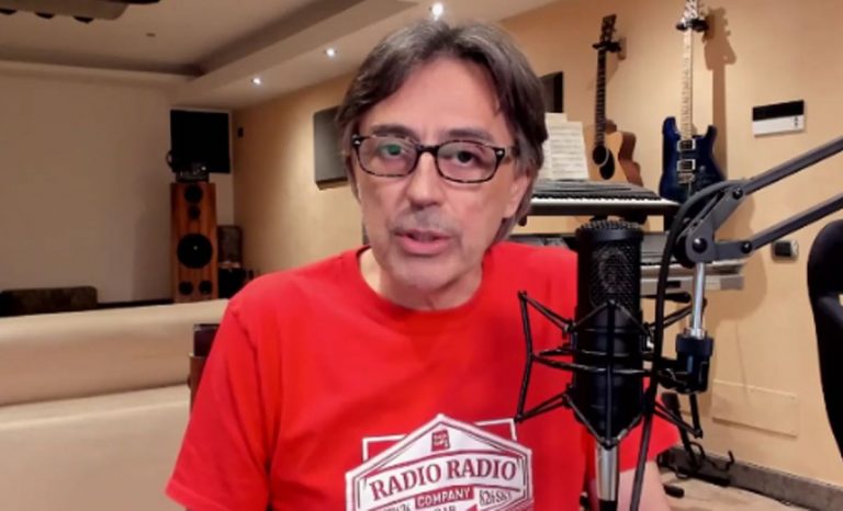 radio radio pianola chitarra microfono divano cassa