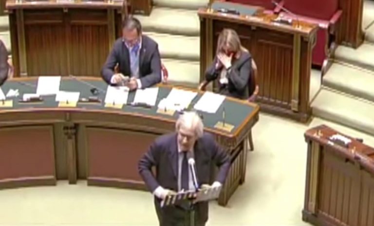 sgarbi in parlamento camera deputati aula