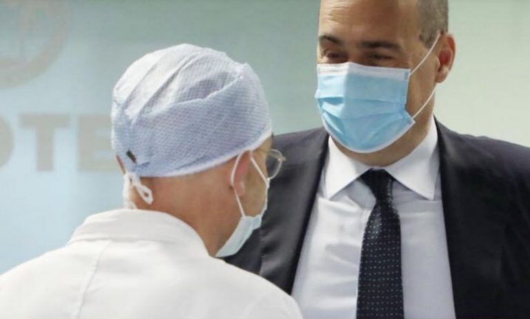 zingaretti con mascherina e medico