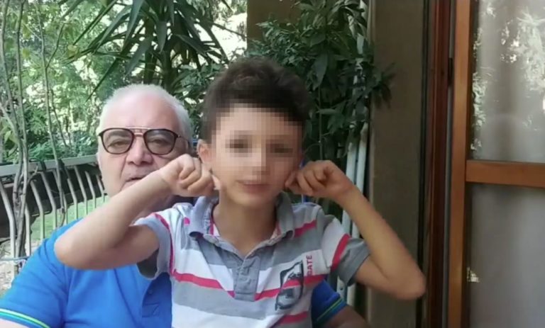 scotch sulla mascherina bimbo nonno